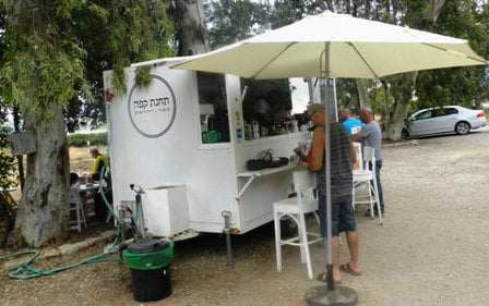 תחנת קפה בכפר יהושע