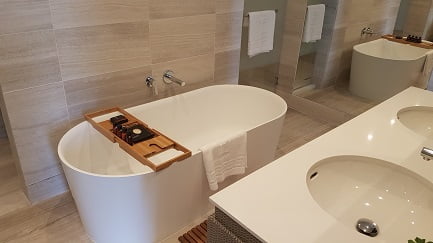 דן אכדיה - חדר אמבטיה