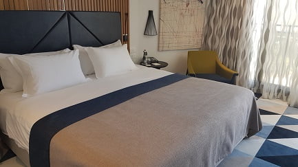 דן אכדיה - פינה בחדר השינה