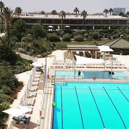 דן אכדיה - מבט לבריכה