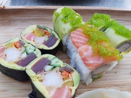 ZE SUSHI - רולים (שימו לב לשמאלי ללא אורז. רול משובח) 