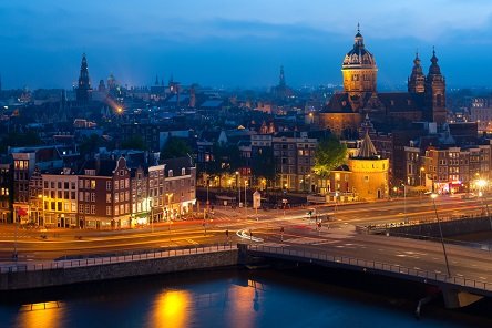 אמסטרדם (https://depositphotos.com/11112387/stock-photo-night-view-of-amsterdam.html)