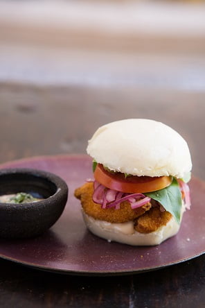 באן, צ'ונגו ברביקיו, איולי ג'ינג'ר ובצל כבוש (צילום לימור לניאדו תירוש)