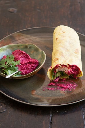 טורטיה תירס, צ'נגו צ'יפס וטחינה סלק (צילום לימור לניאדו תירוש)