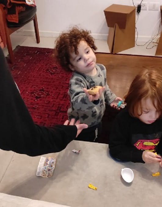 אדם ותיאו בחרו אוזני המן במילוי שוקולד של אחוה