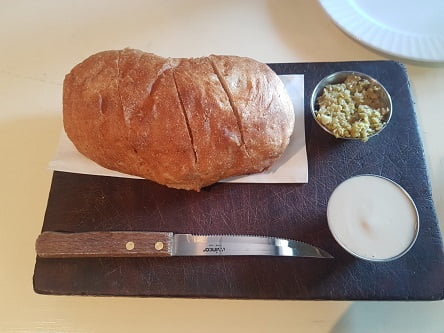 טנדוקה - לחם עם מטבל טחינה וטפנד